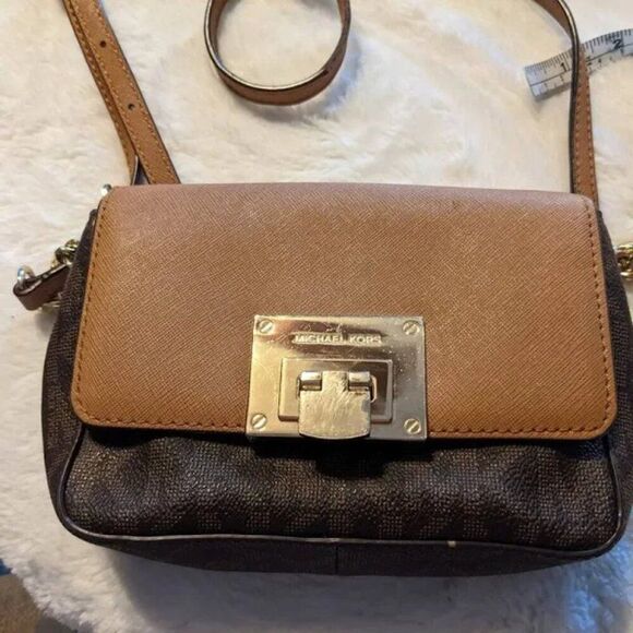 Michael Kors Tina Small Crossbody: An Elegant Style with Distinct Character. - Picture 1 of 14
